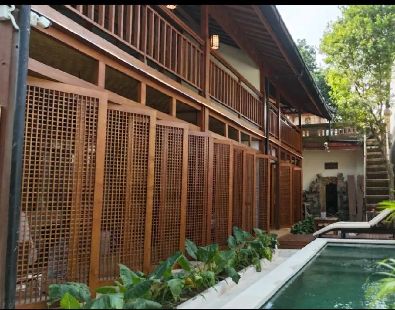 Ubud EcoHouse — Фасад и бассейн