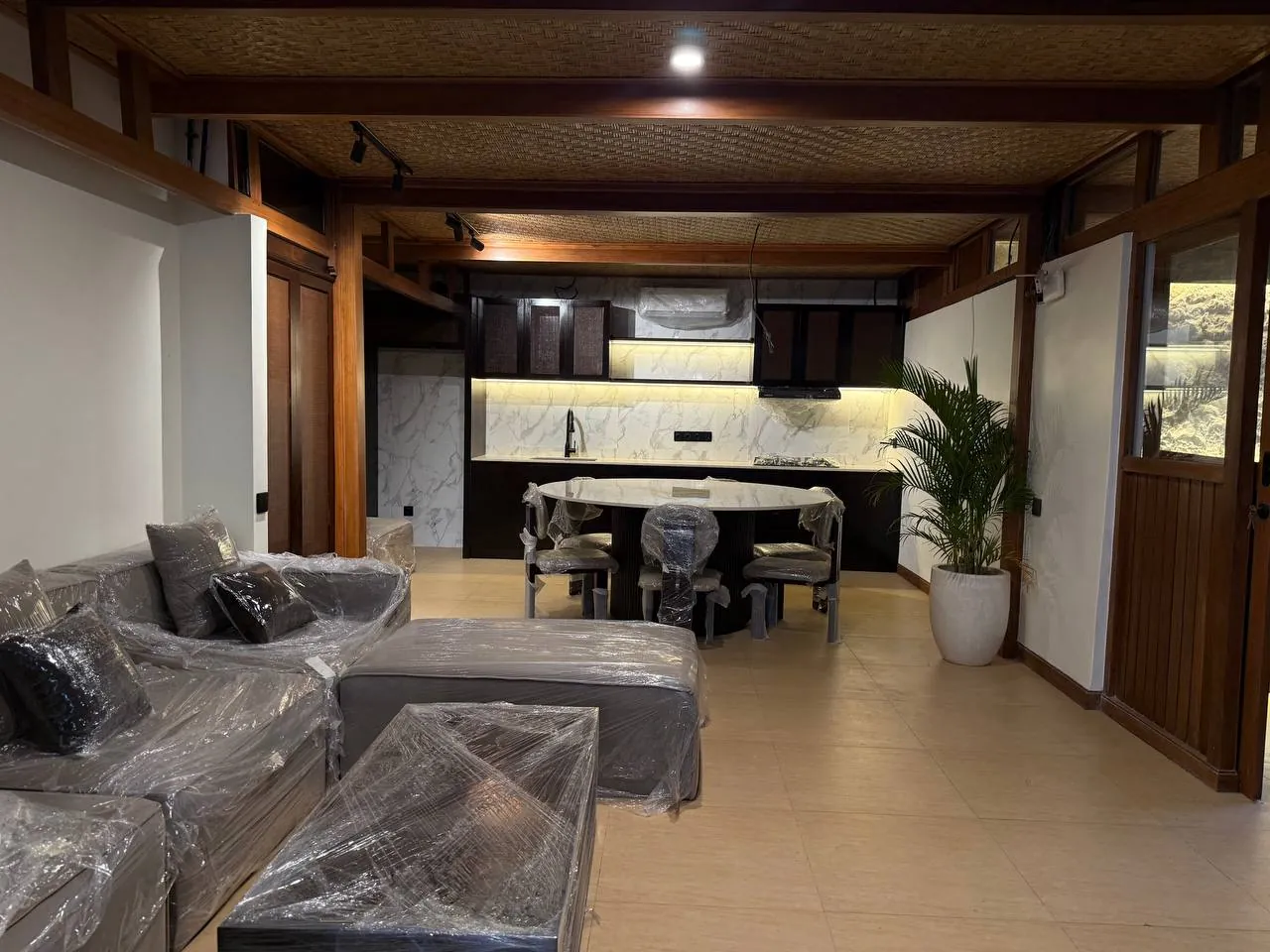 Ubud EcoHouse — Кухня, обеденный стол
